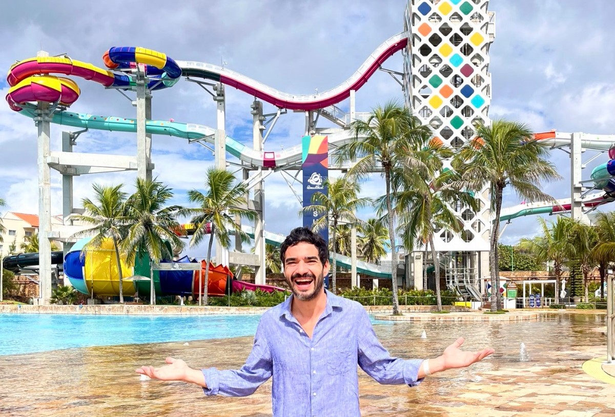 Caio Blat aproveita dias de descanso no Beach Park e grava episódio especial do Agora Pod