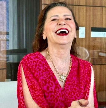 Lúcia Arraes Maia lança livro sobre fé, afeto e recomeços após vencer o câncer