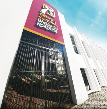Hall do Centro Cultural Banco do Nordeste Fortaleza vira tela para criação ao vivo de Hirlan Moura