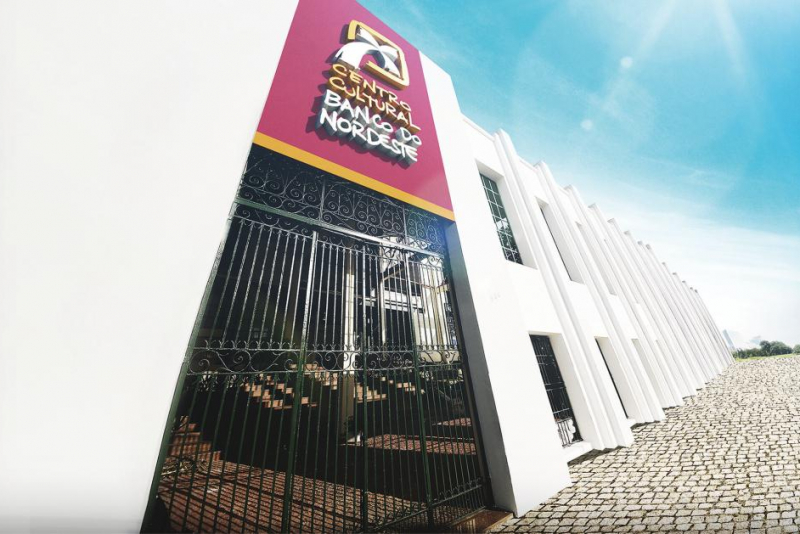 Hall do Centro Cultural Banco do Nordeste Fortaleza vira tela para criação ao vivo de Hirlan Moura