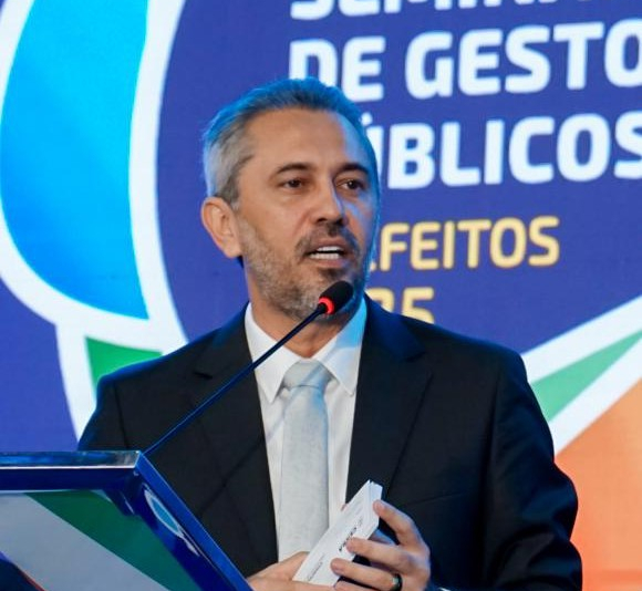 Elmano celebra aliança com PDT e mira União Brasil