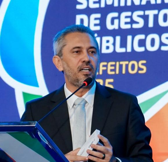Elmano celebra aliança com PDT e mira União Brasil