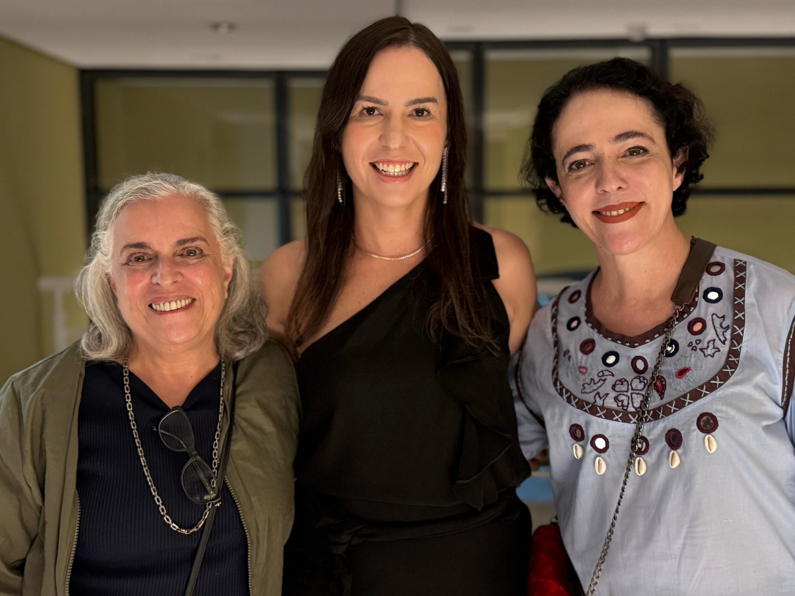 Primeira-dama do Ceará prestigia peça com Silvia Buarque e Guida Vianna na Caixa Cultural