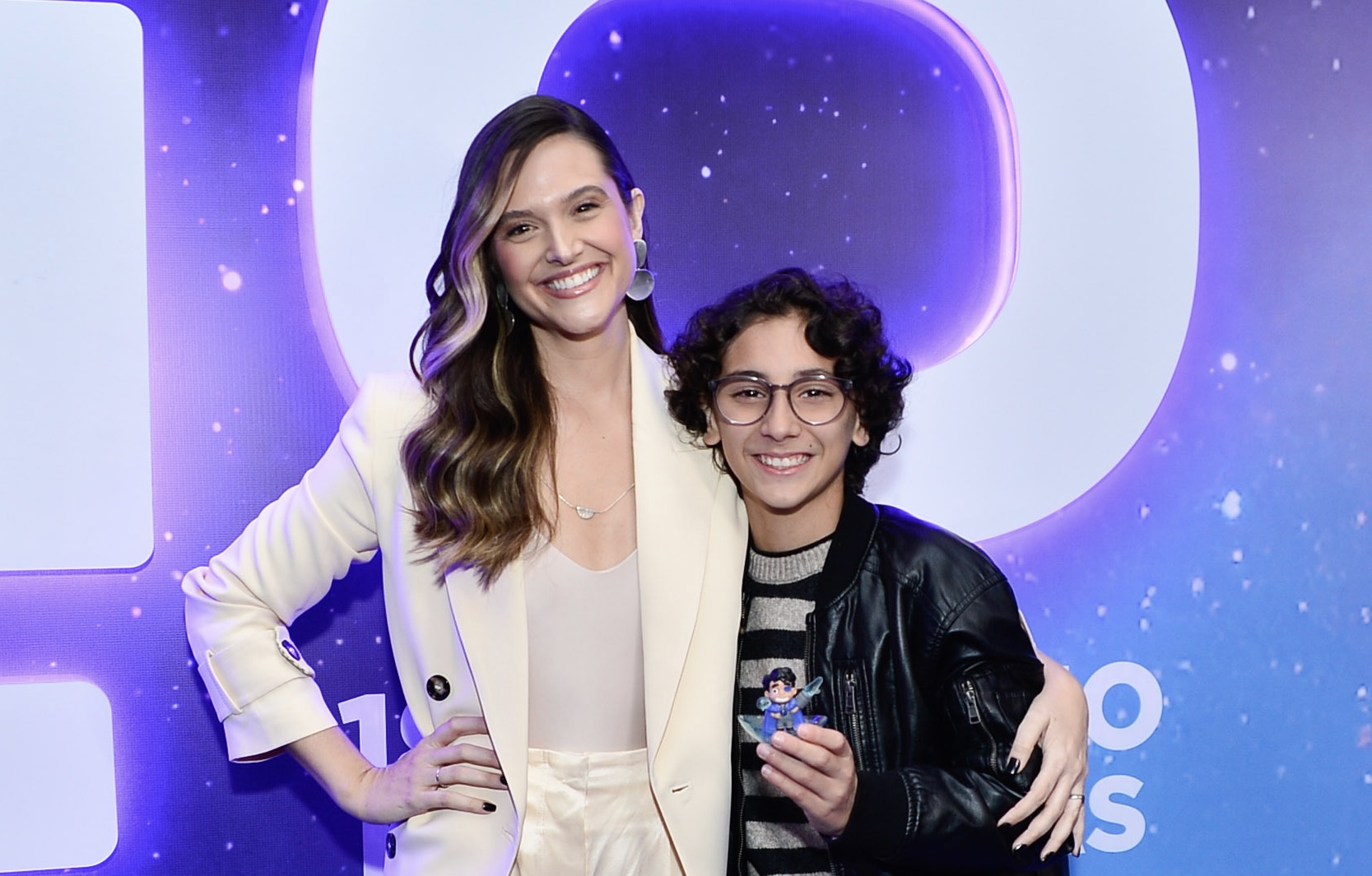 Juliana Paiva e Lorenzo Tironi brilham na pré-estreia de “Elio”, animação da Pixar