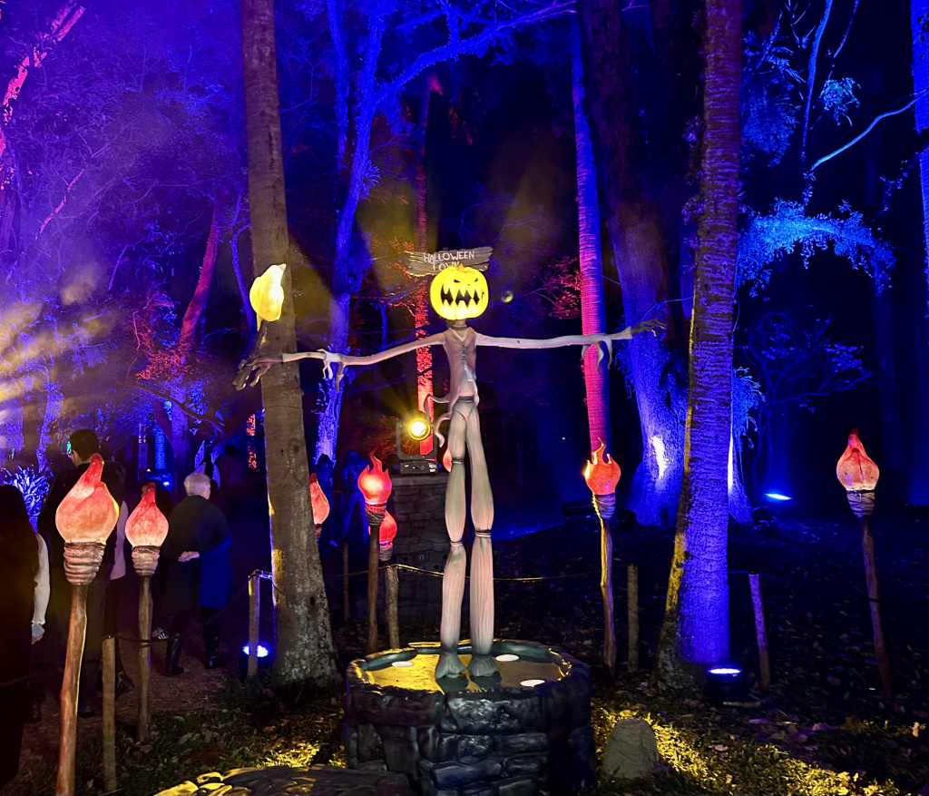 O espantalho dá as boas-vindas à cidade de O Estranho Mundo de Jack no Jardim Botânico de SP