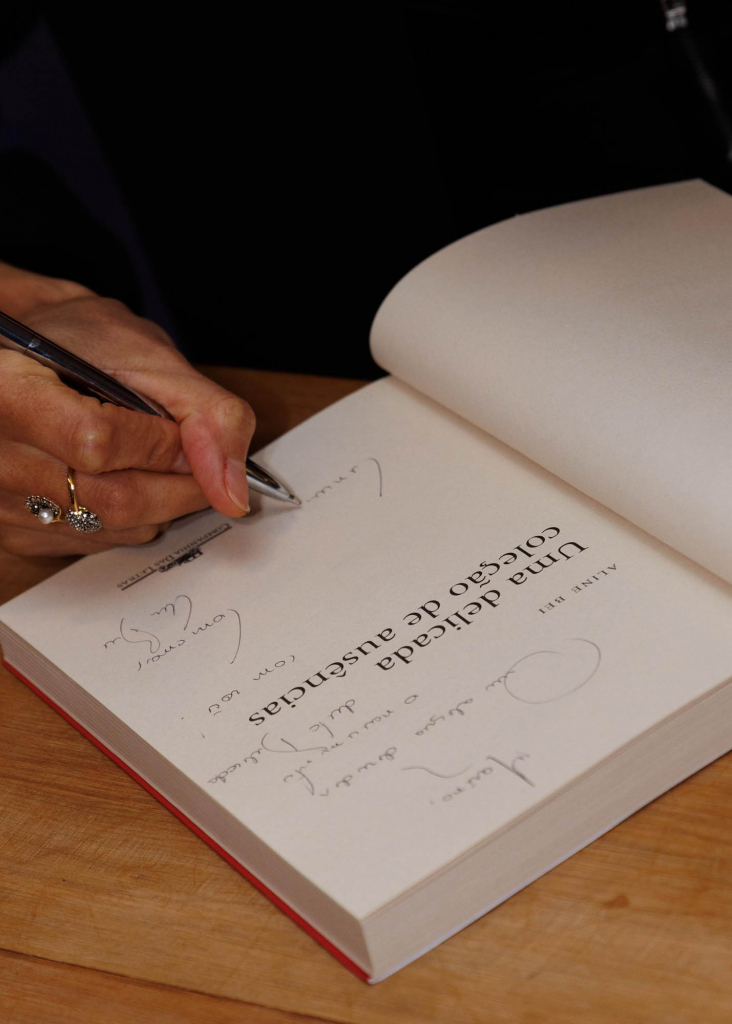 Livro Uma Delicada Coleção De Ausências