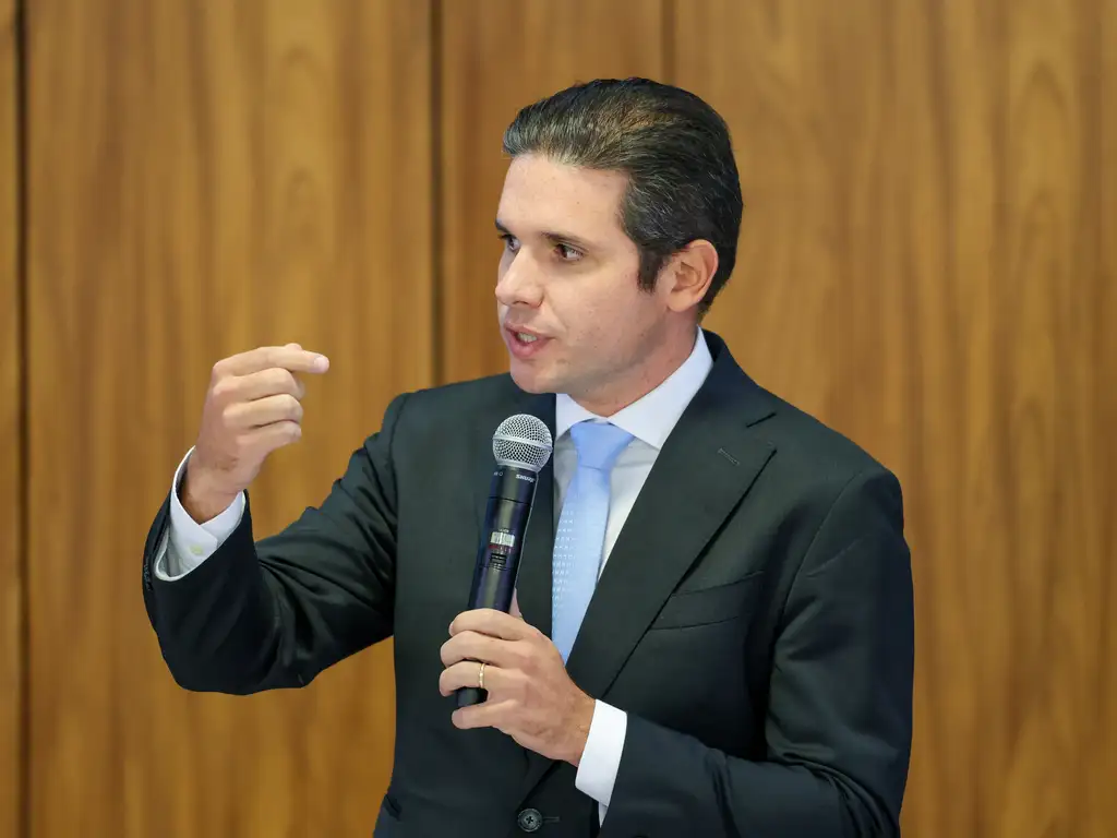 Câmara dos Deputados vai declarar perda do mandato de Carla Zambelli, afirma Hugo Motta
