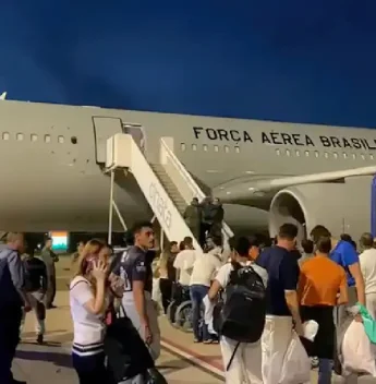 Voo com 120 brasileiros repatriados dos EUA chega a Fortaleza