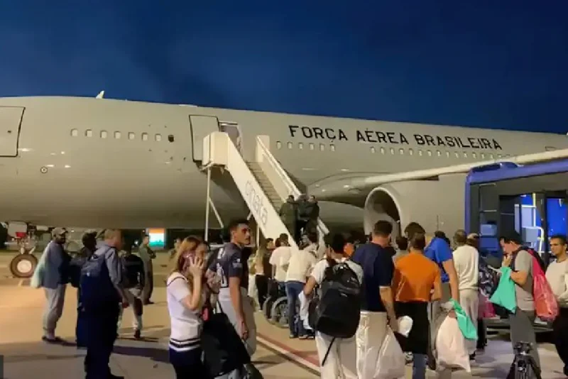 Voo com 120 brasileiros repatriados dos EUA chega a Fortaleza