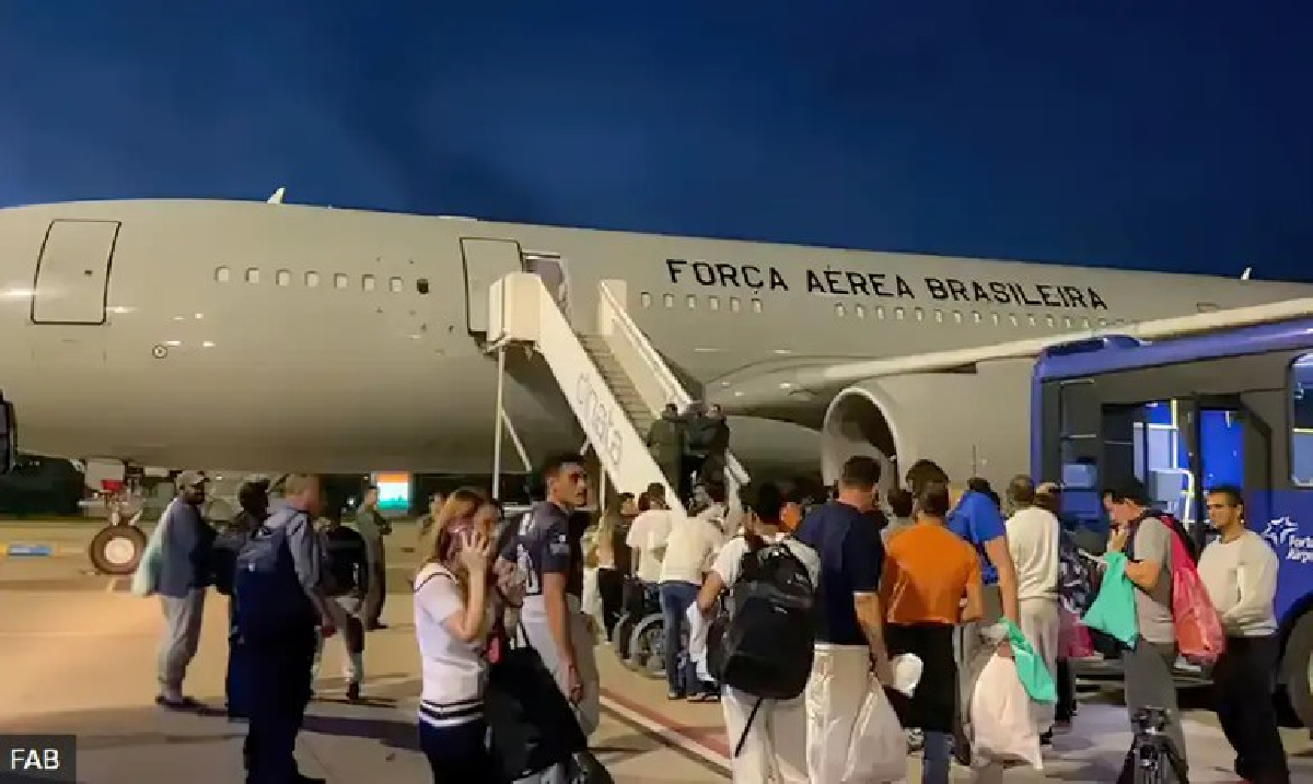 Voo com 120 brasileiros repatriados dos EUA chega a Fortaleza