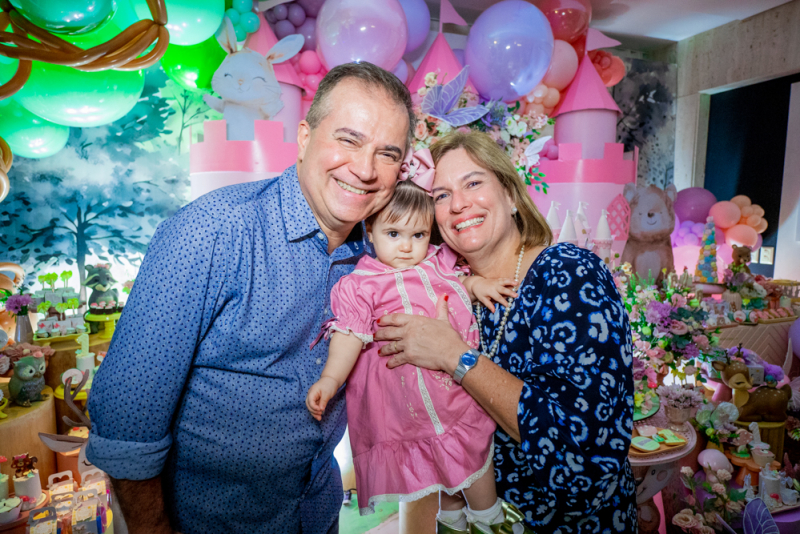 Sessão parabéns - Lucianinha, primeira neta de Ricardo Bezerra, comemora 1 ano em clima de conto de fadas
