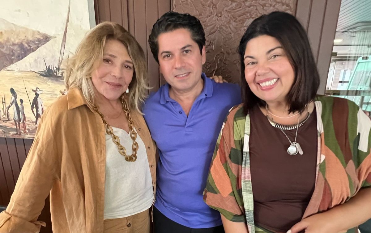 Atrizes Fabiana Karla e Tania Bondezan visitam o Iate Clube de Fortaleza