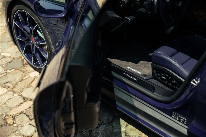 Taycan 4s Edizione '40 Anni Porsche Italia' (2)