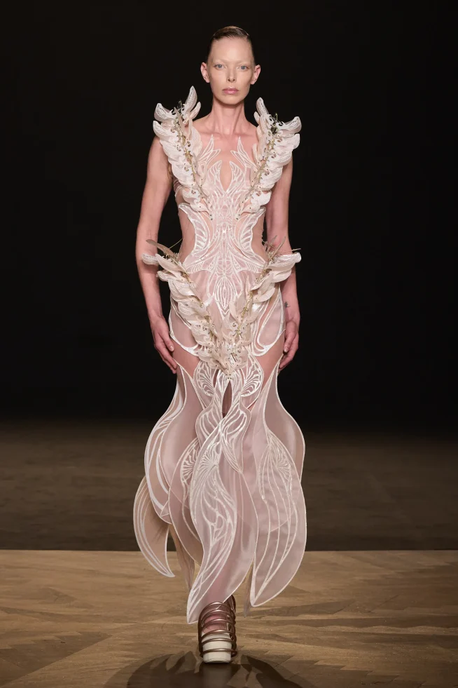 00005 Iris Van Herpen Fall 2025 Couture Credit Gorunway 654x981