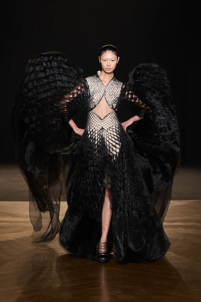 00010 Iris Van Herpen Fall 2025 Couture Credit Gorunway 654x981