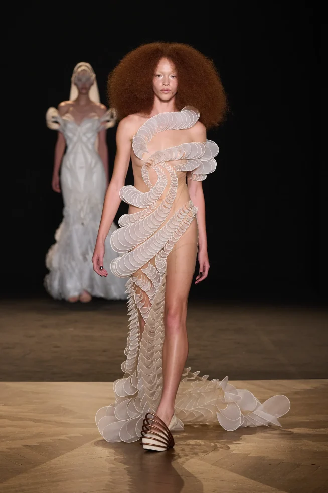 00013 Iris Van Herpen Fall 2025 Couture Credit Gorunway 654x981