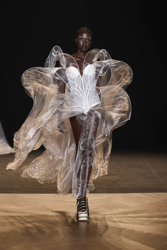 00015 Iris Van Herpen Fall 2025 Couture Credit Gorunway 654x981