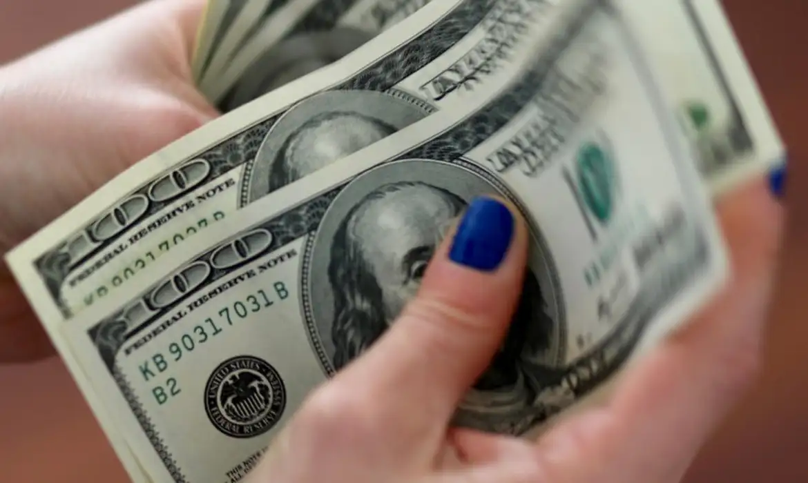 Dólar sobe para R$ 5,54, mas fecha distante da máxima do dia