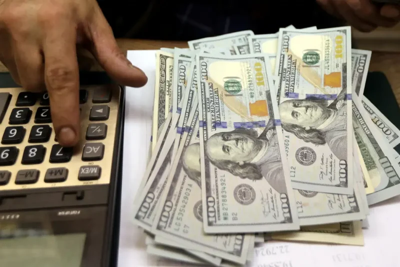 Dólar sobe para R$ 5,59 com oficialização de tarifaço de Trump