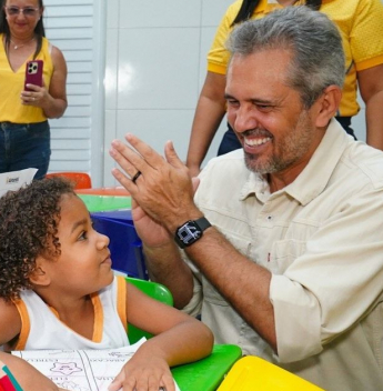 Governador Elmano de Freitas celebra 85,3% de alfabetização na idade certa: melhor resultado do País