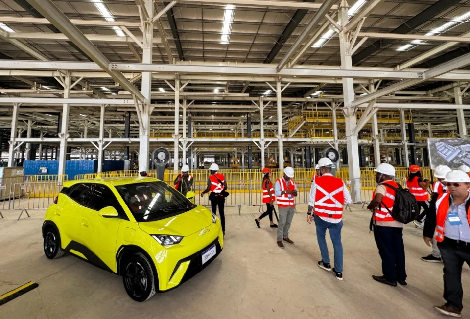 BYD expõe seu primeiro carro 100% brasileiro ao apresentar a nova fábrica em Camaçari (BA)