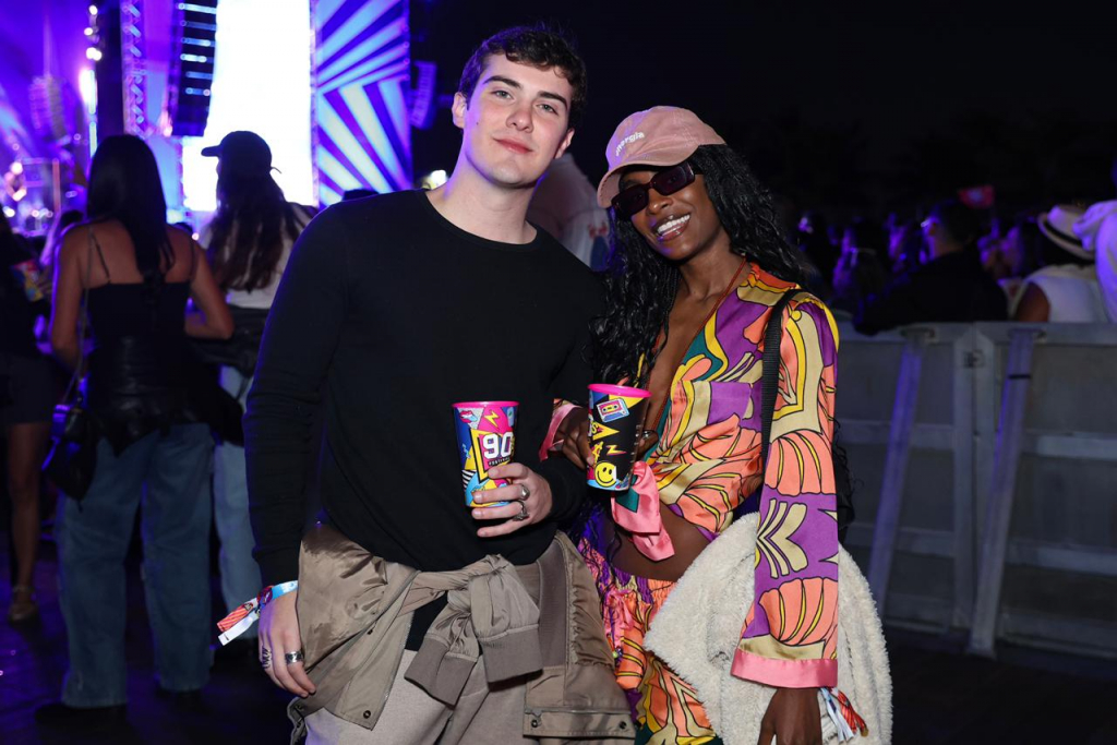 Caio Manhente E Jennifer Dias