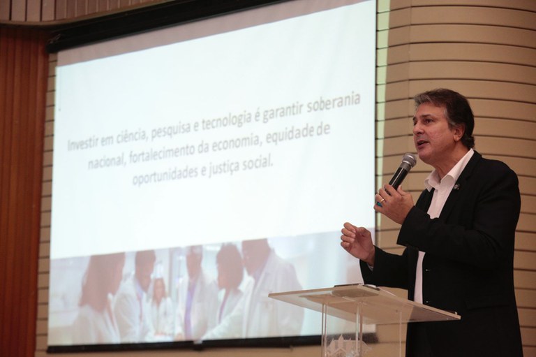 “Educação básica é o maior desafio do Brasil”, diz Camilo Santana