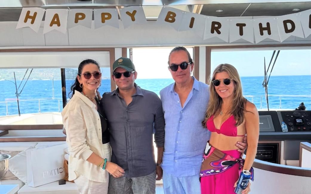 Otilio Ferreira festeja a chegada dos 50 com amigos em Bodrum, na Turquia