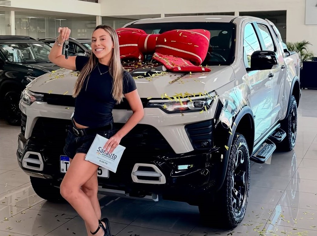 Renata Saldanha recebe carro que ganhou no Big Brother Brasil 25