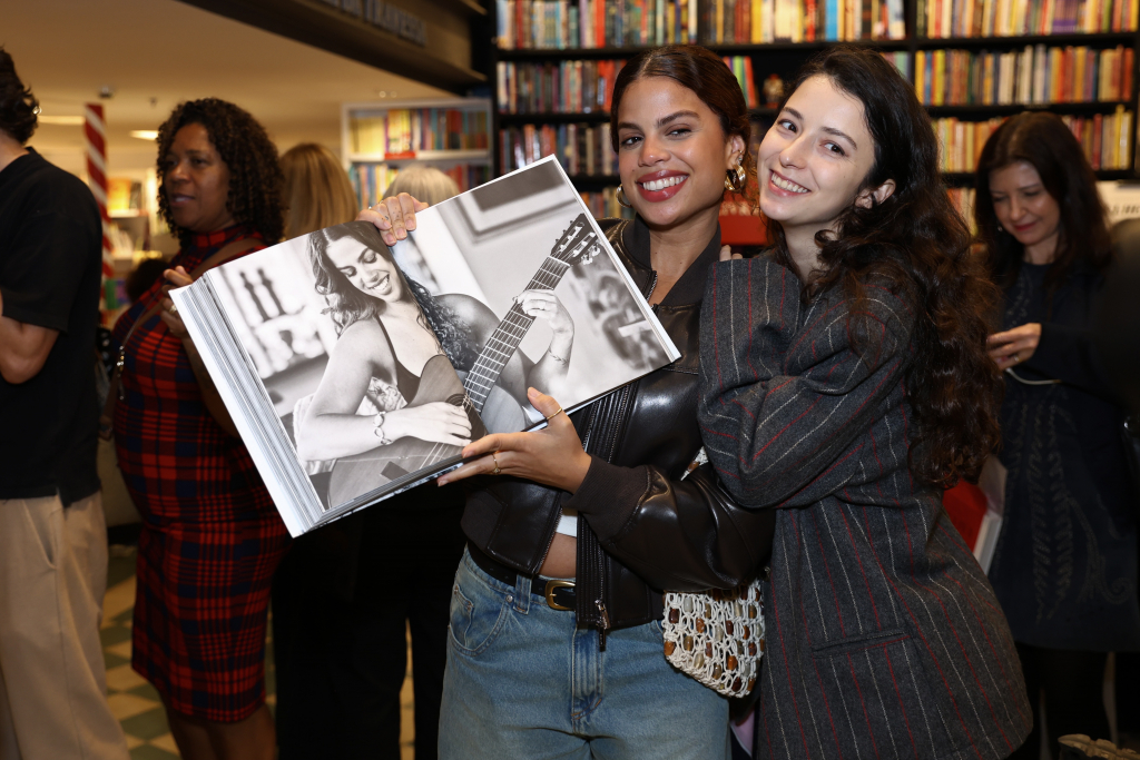 Clara Buarque E Laura