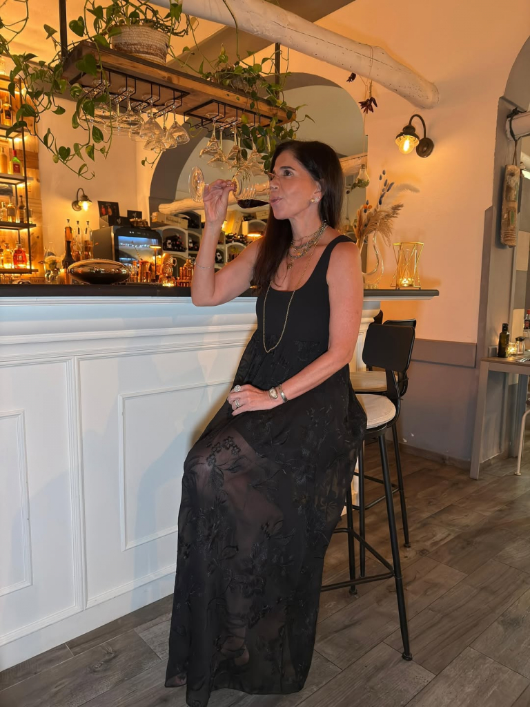 Companhias Especiais E Look Incrível @lenitaoficial Para Esse Jantar! 🖤