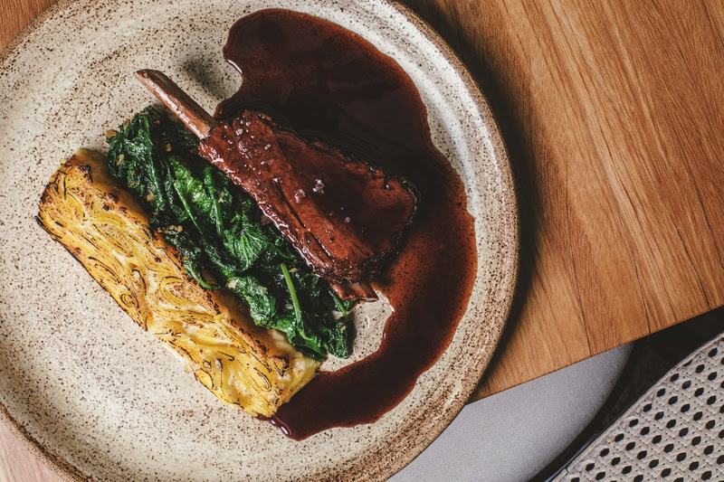 Chefs Raul Vieira e Vinícius Balbueno conduzem noite especial no Renaissance São Paulo