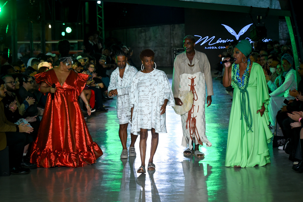 Desfile Mônica Anjos