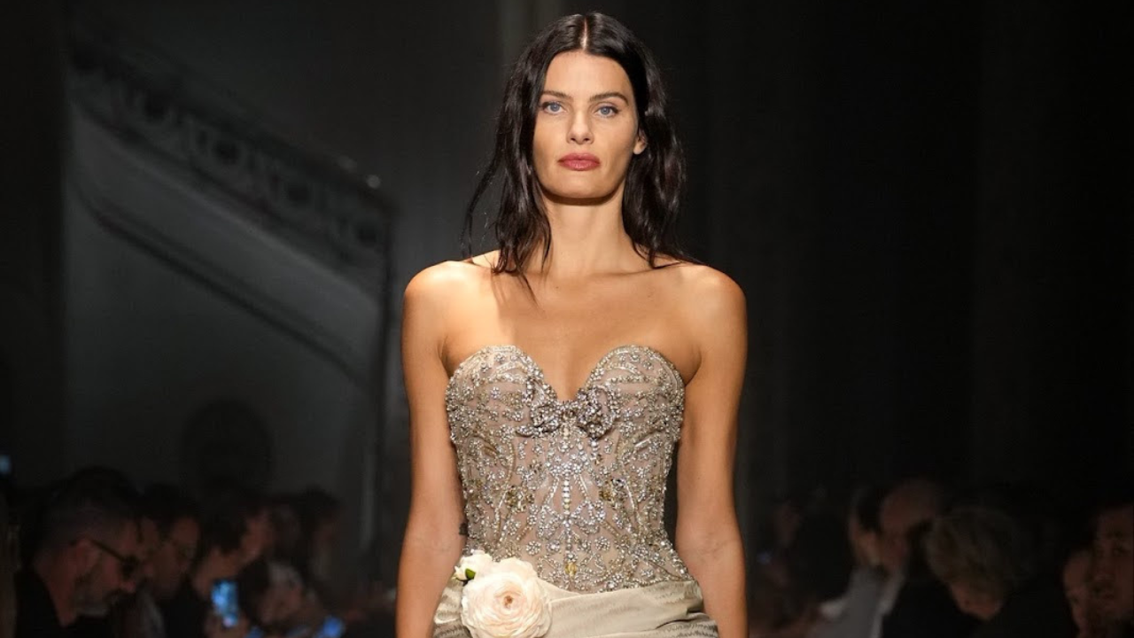 Isabeli Fontana encanta com elegância e teatralidade em desfile da nova coleção de Elie Saab