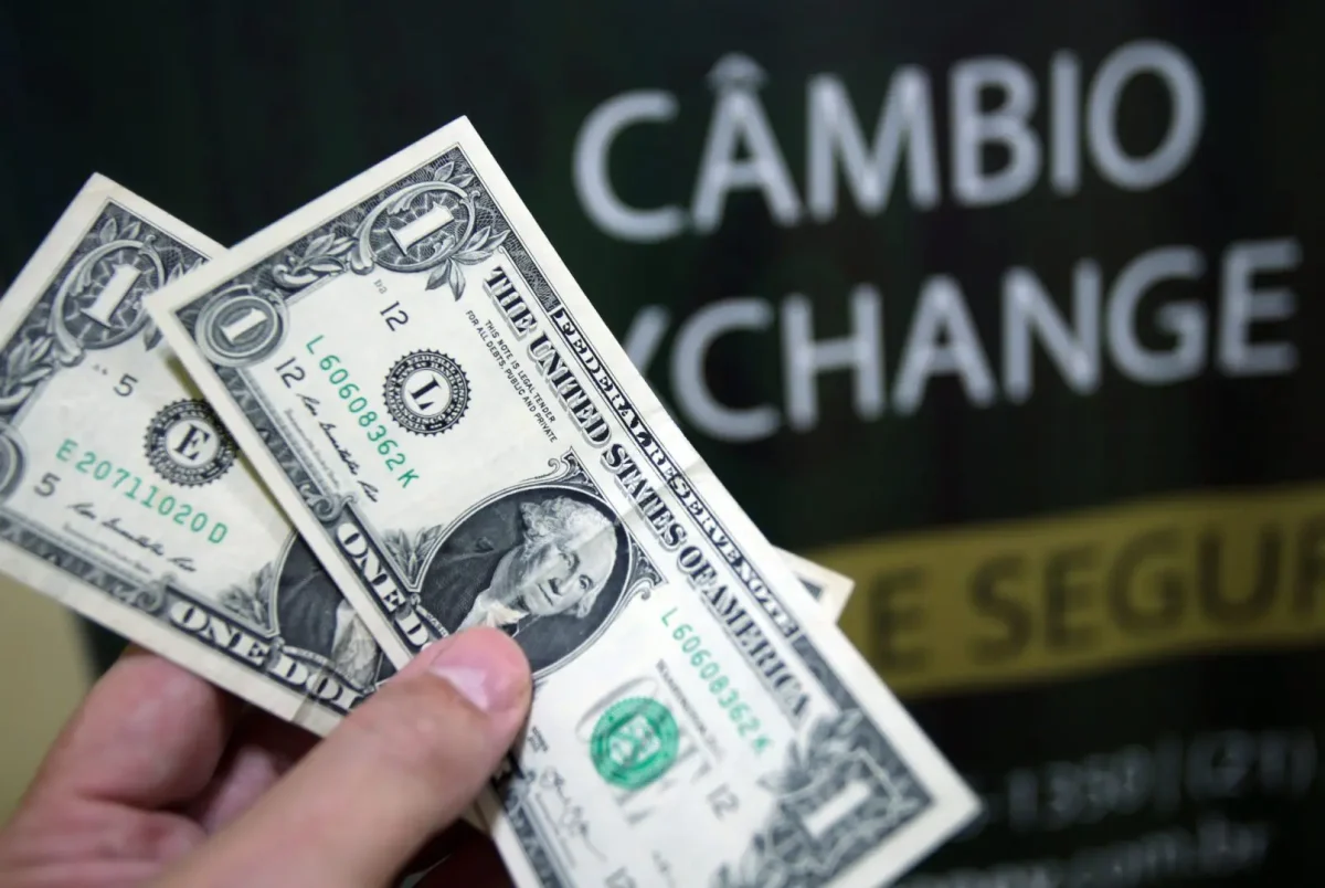 Dólar sobe para R$ 5,56 puxado pelo mercado externo