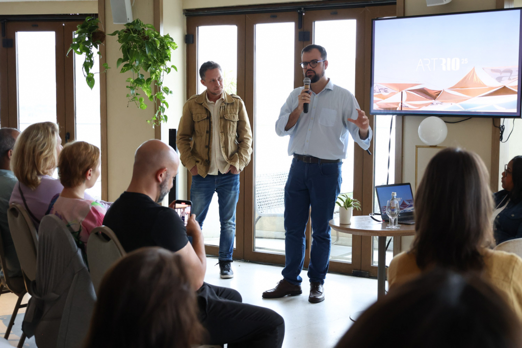 
				Duda Magalhães E Lucas Padilha 
				