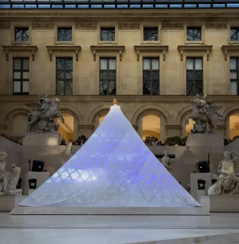 Louvre vira palco de performance arrebatadora de Alta-Costura e transcendência visual