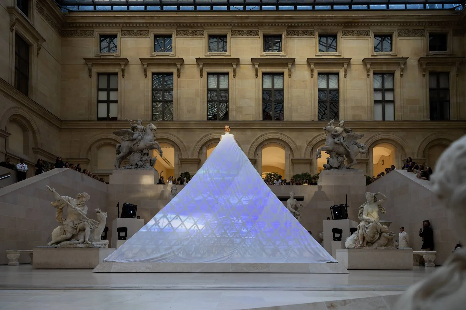 Louvre vira palco de performance arrebatadora de Alta-Costura e transcendência visual