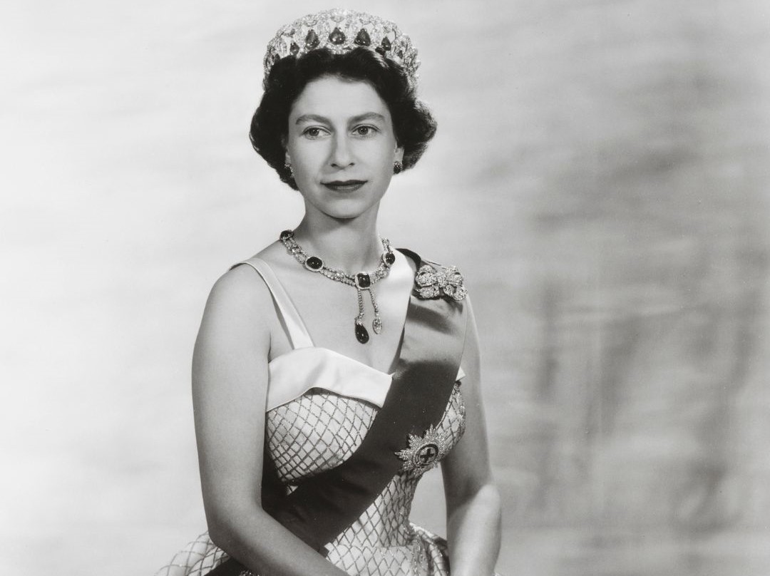 Elizabeth Ii Em 1956 Com Vestido De Cetim Bordado Por Sir Norman Hartnell, Uma Das Peças Que Estarão Na Mostra Her Life In Style, Em 2026.