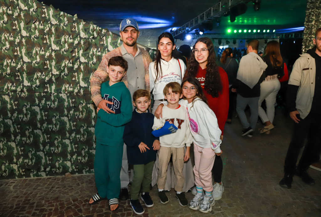 Felipe Simas E Mariana Uhlmann Com Os Filhos