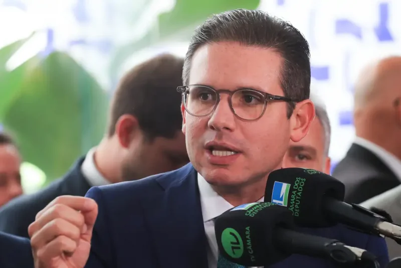 Hugo Motta critica sanções estrangeiras a membros dos Três Poderes