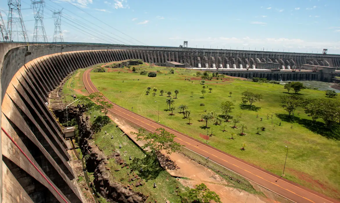 Consumo de IA no Paraguai faz Itaipu estudar construção de 2 turbinas