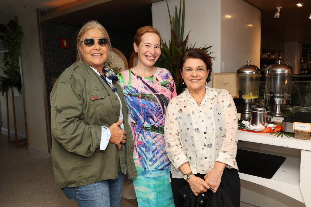 
				Keka Mendes De Almeida,vivian Gandelsman, Beth Pessoa
				