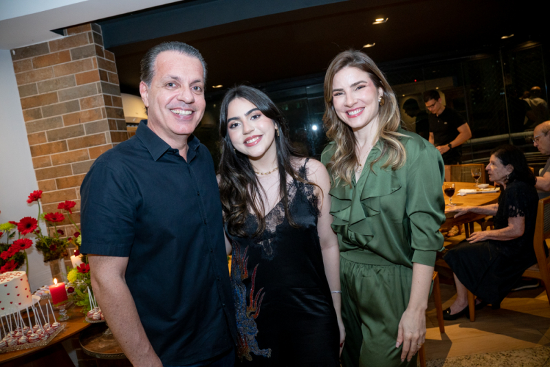 Sessão Parabéns - Nicole Dall’Olio celebra 16 anos cercada de amigos e familiares em Fortaleza