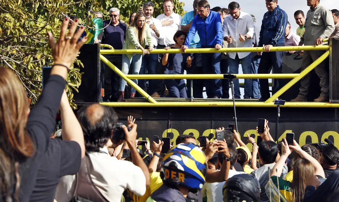 De tornozeleira eletrônica, Bolsonaro participa de motociata em Brasília