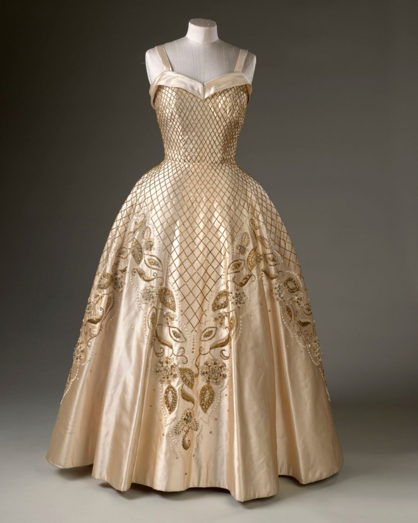 Modelo De Cetim E Bordados Florais Criado Por Sir Norman Hartnell Para Elizabeth Ii