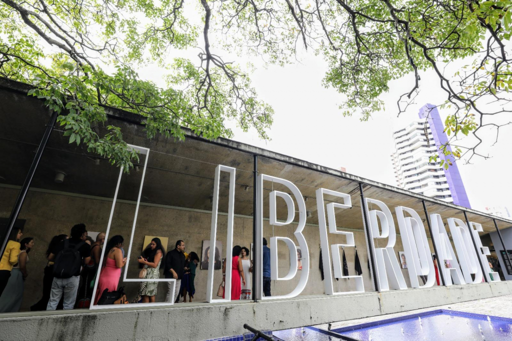 Negro é Um Rio Que Navego Em Sonhos