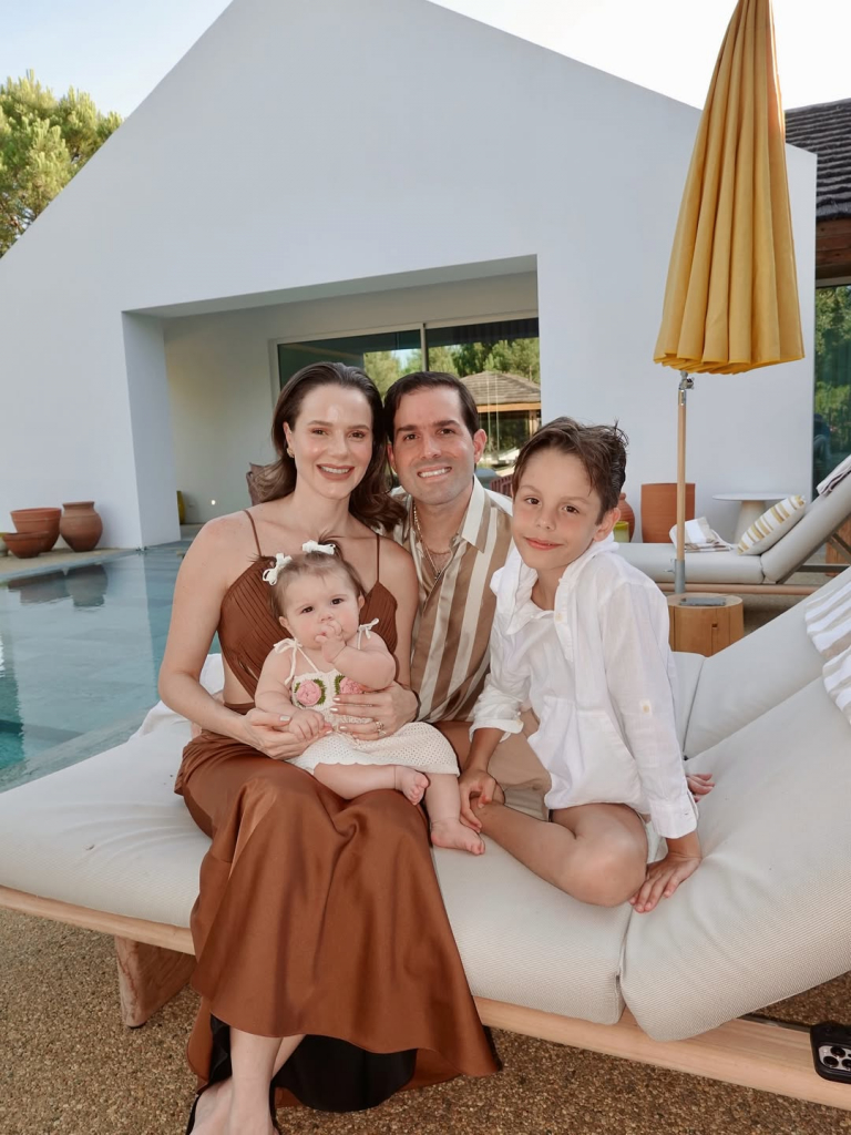 Paulinha Sampaio E Felipe Queiroz Rocha Com Os Filhos Lourdes Maria E Bento (2)