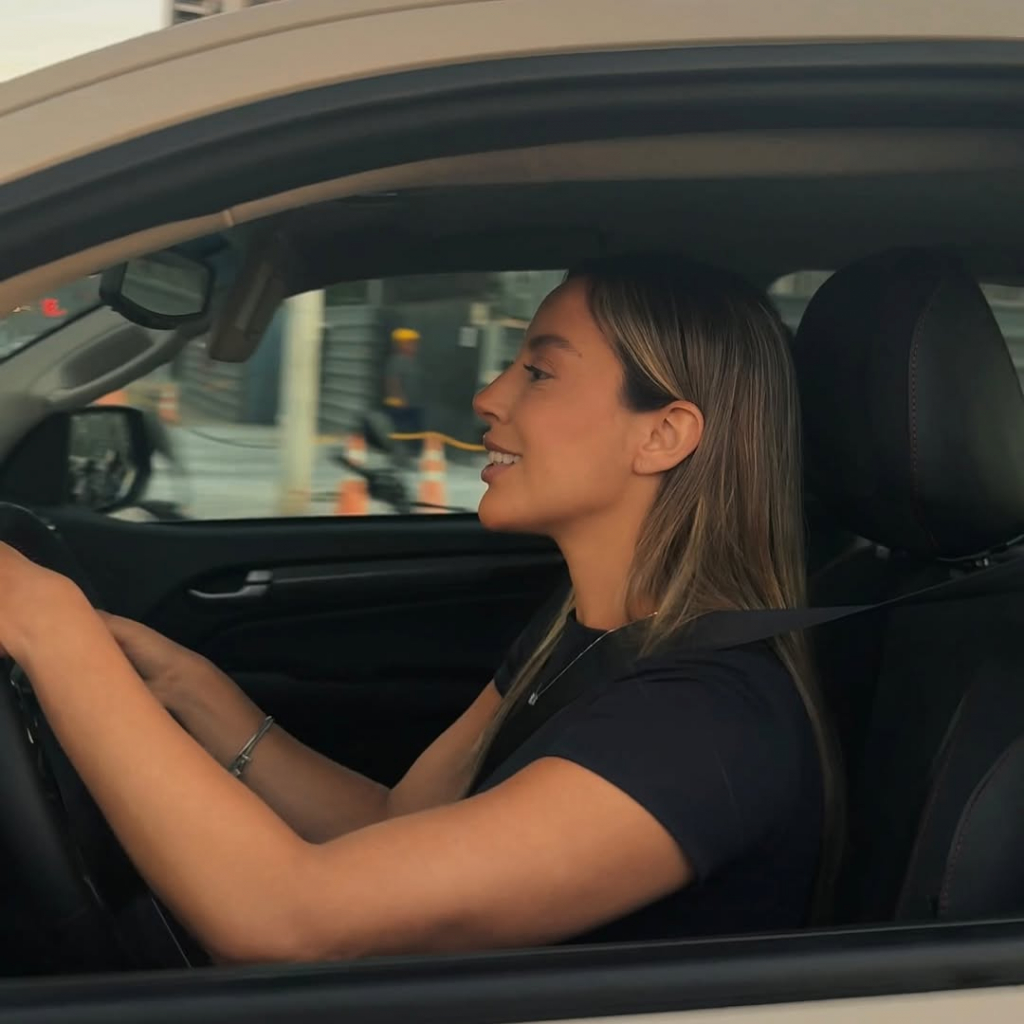 Renata Saldanha Recebe O Carro Que Ganhou No Bbb 25 (2)