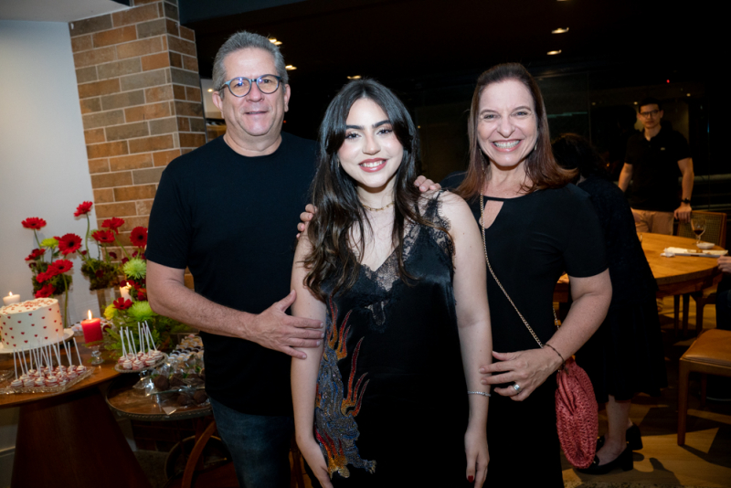 Sessão Parabéns - Nicole Dall’Olio celebra 16 anos cercada de amigos e familiares em Fortaleza